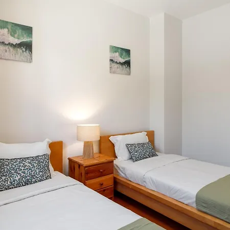 Semesterbostad Moradia Felicidade Rocha Pxo By An Island *