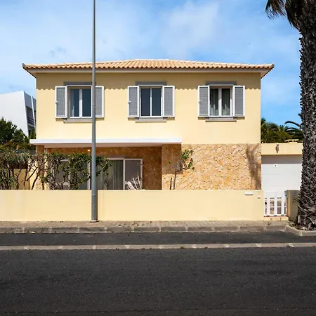 Moradia Felicidade Rocha Pxo By An Island