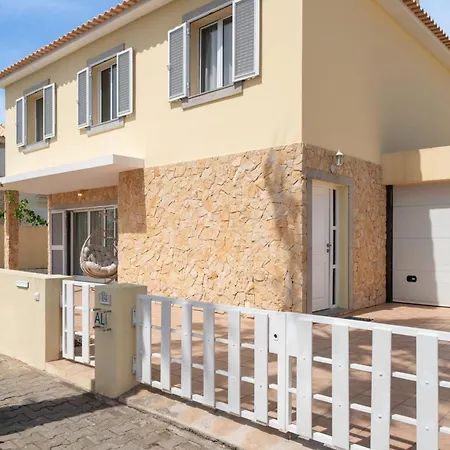 Moradia Felicidade Rocha Pxo By An Island *