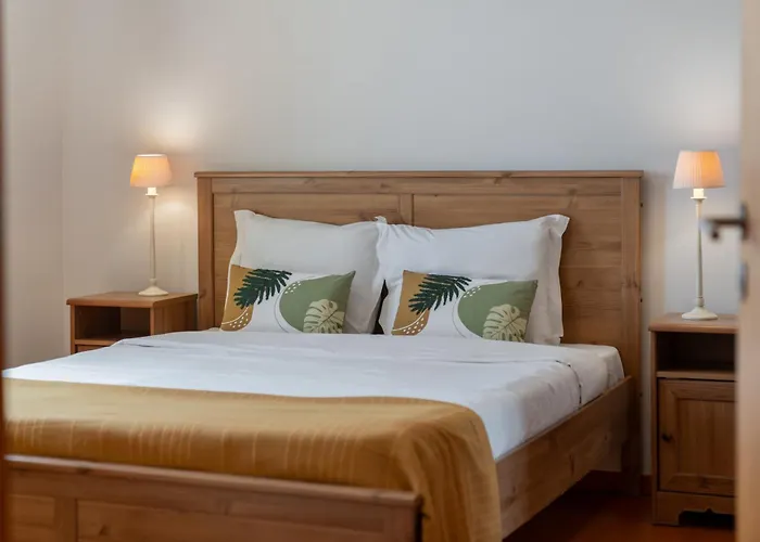 Moradia Felicidade Rocha Pxo By An Island