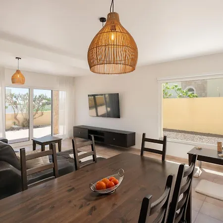 펜션 With Outdoor Space - Moradia Felicidade Rocha Pxo 포르투산투