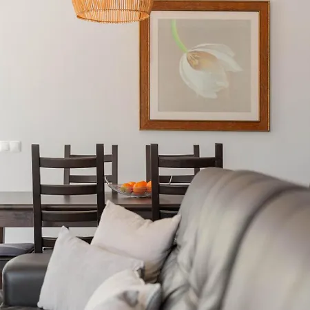 Moradia Felicidade Rocha Pxo By An Island