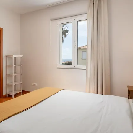 Moradia Felicidade Rocha Pxo By An Island