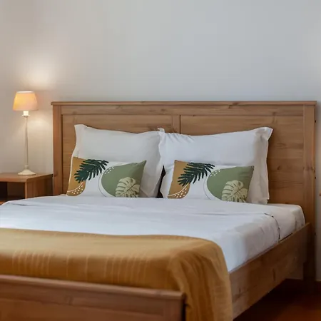 Moradia Felicidade Rocha Pxo By An Island