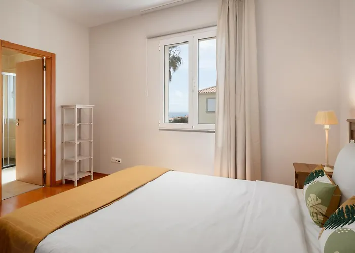 Moradia Felicidade Rocha Pxo By An Island