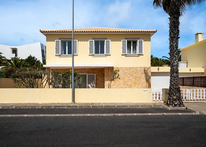 Moradia Felicidade Rocha Pxo By An Island