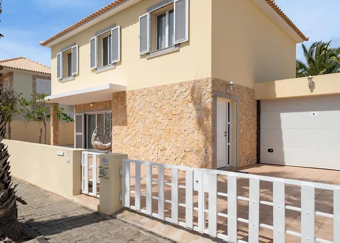 Moradia Felicidade Rocha Pxo By An Island *